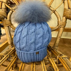 Cappello in lana celeste treccia