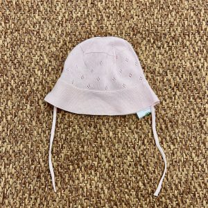 Cappellino bimba in filo rosa Wedoble